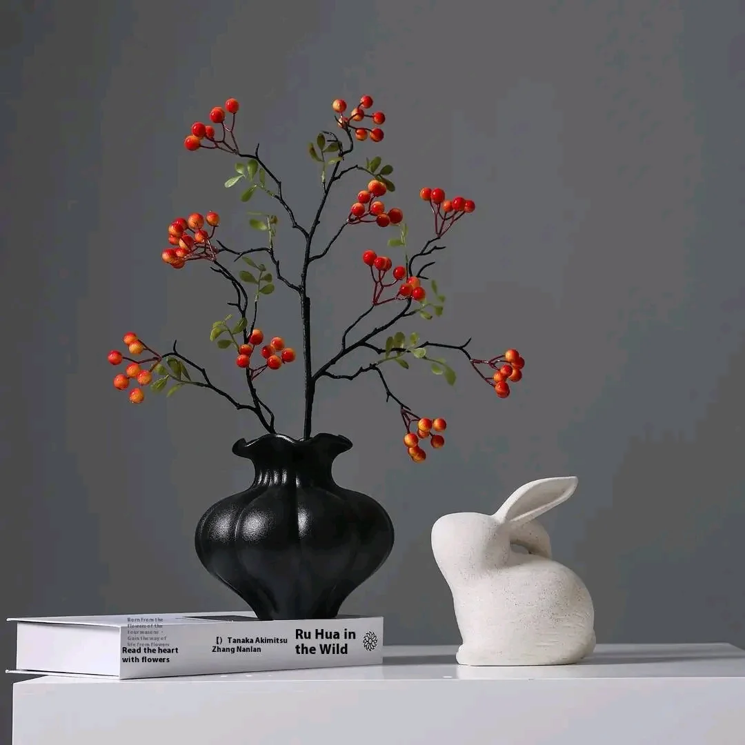 Vase décoratif noir à col ondulé