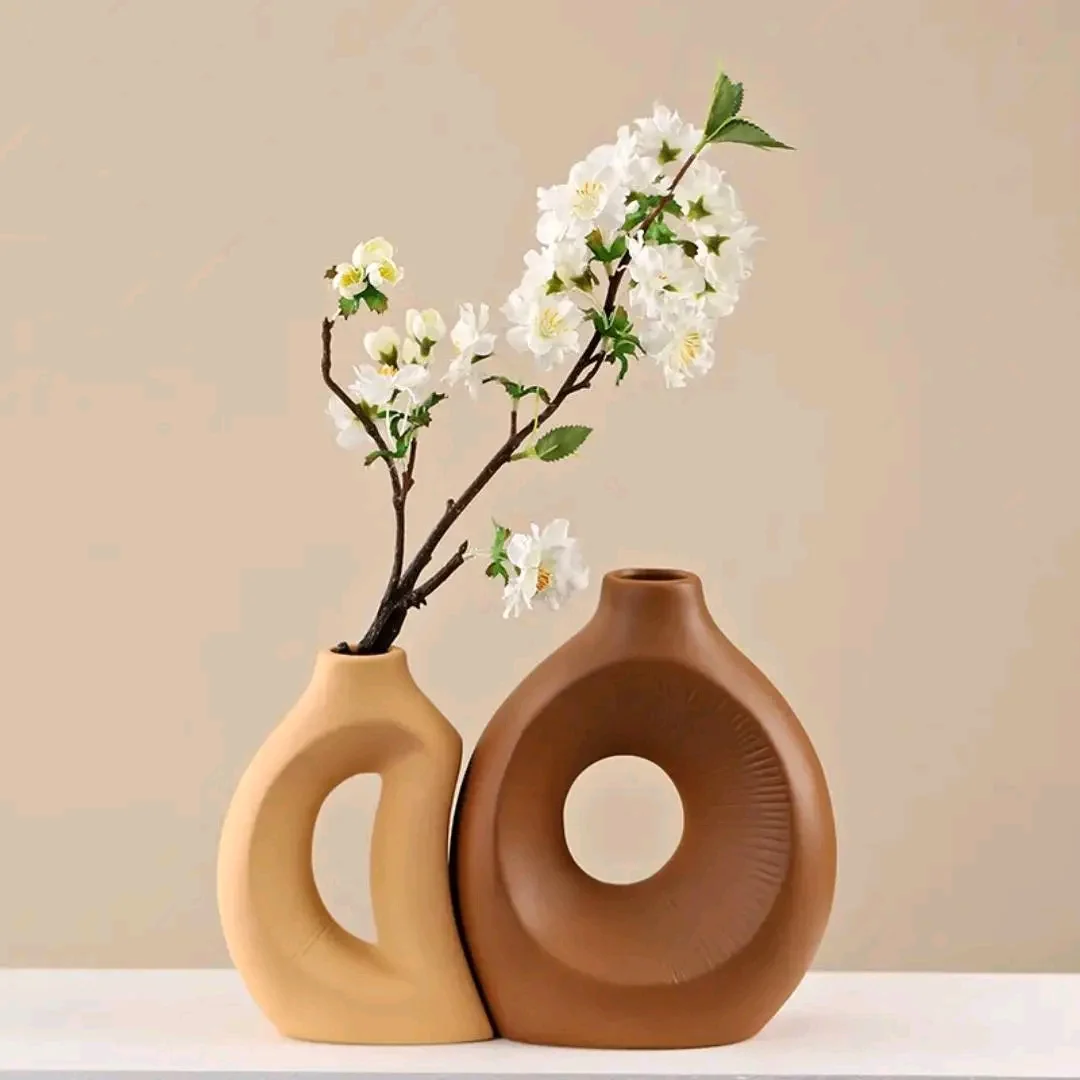 Duo de vases décoratifs ajourés